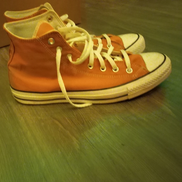 Converse Chuck Taylor's - Picture 2 of 3